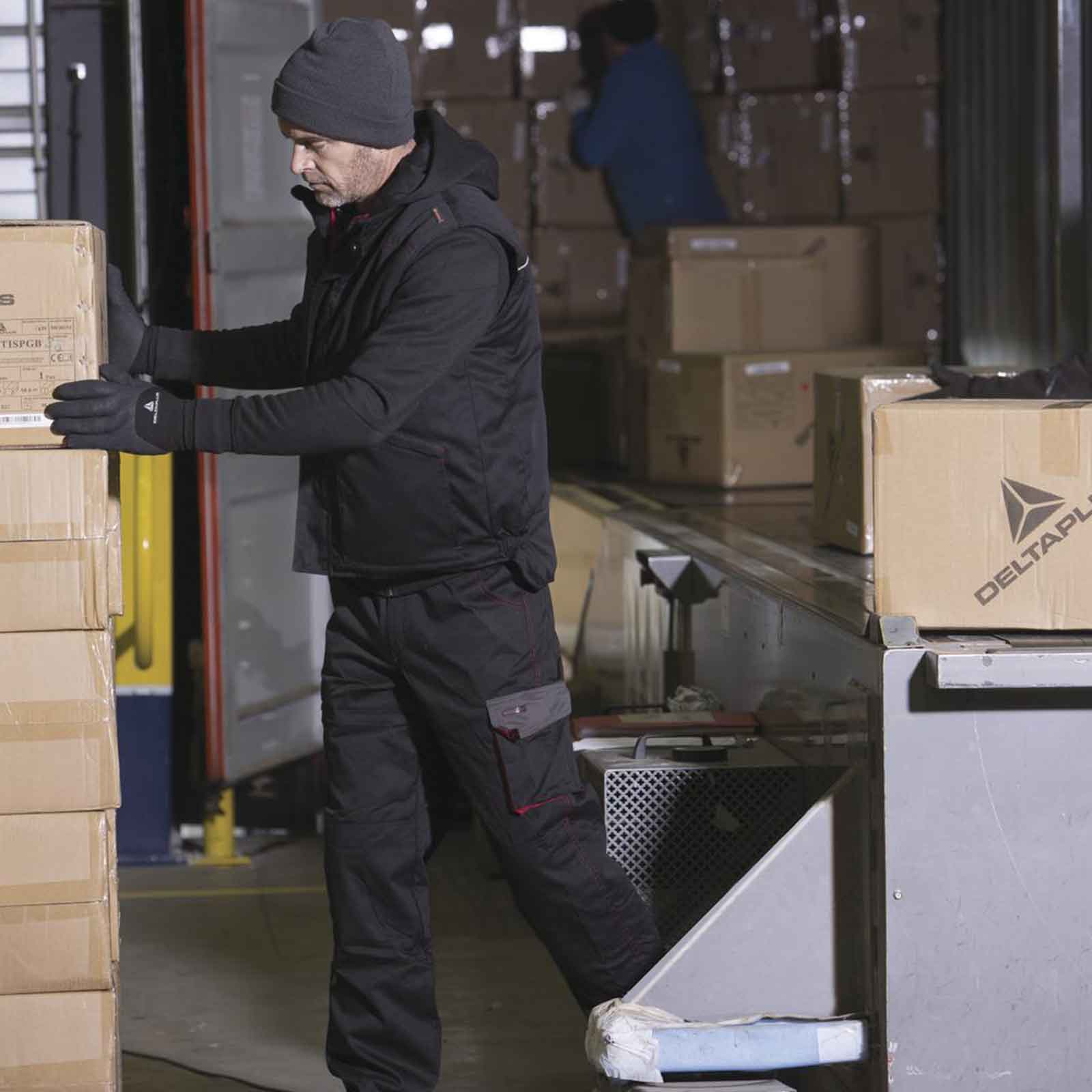 Giacca-da-lavoro-in-poliestere-D-Mach-Grigio-Giallo-Delta-plus-ambientata Giacca da lavoro in poliestere D-Mach Grigio/Giallo Delta plus