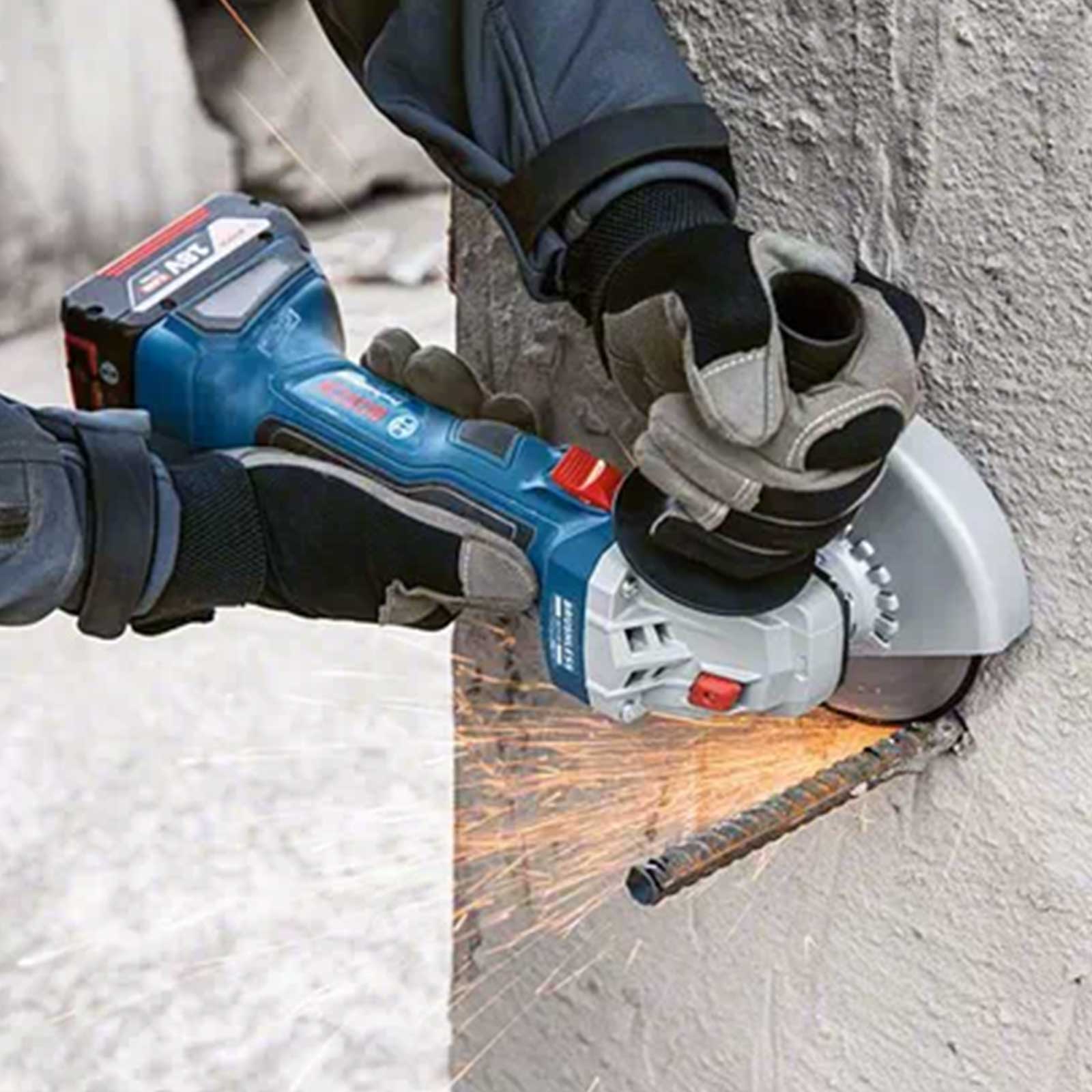 Bosch-Smerigliatrice-Angolare-a-batteria-GWS-18V-7-Professional-in-azione Bosch Smerigliatrice Angolare a batteria GWS 18V-7 Professional